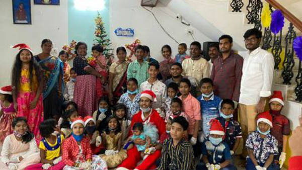 క్రిస్మస్ పండుగ రోజున వీధుల్లోకి