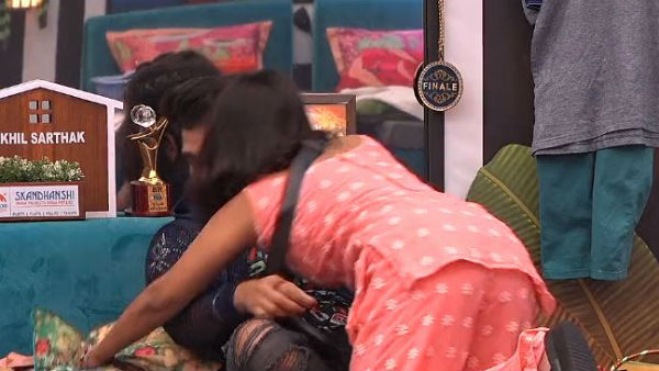 ముద్దులు కావాలంటూ..