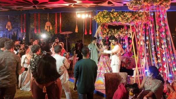 ఎవరికి వారో.. అంతా ఒకేచోట కలిశారు