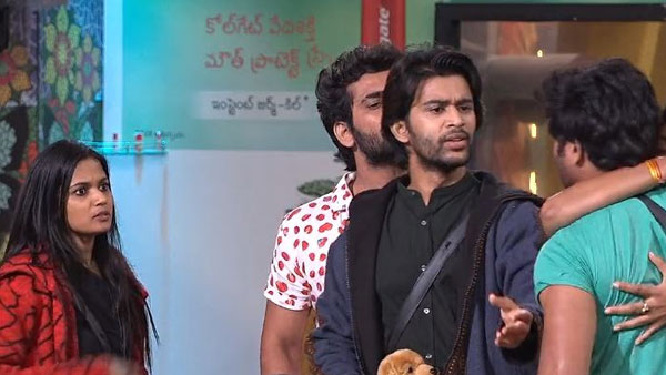 మోనాల్ ముఖంపై గుడ్డుకొట్టావు