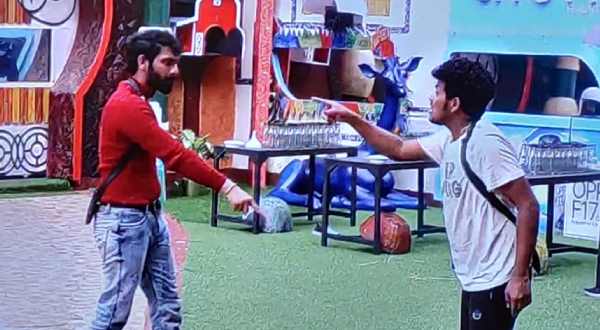 మోనాల్ నన్ను కాలితో తన్నిందంటూ అవినాష్ ఫైర్