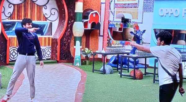 పాల క్యాన్‌లో నీళ్లను నింపుతూ 