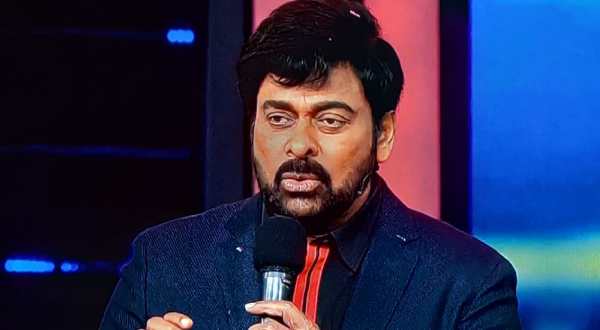 ఆడవాళ్లు మేకప్ వేసుకునే సమయంలో