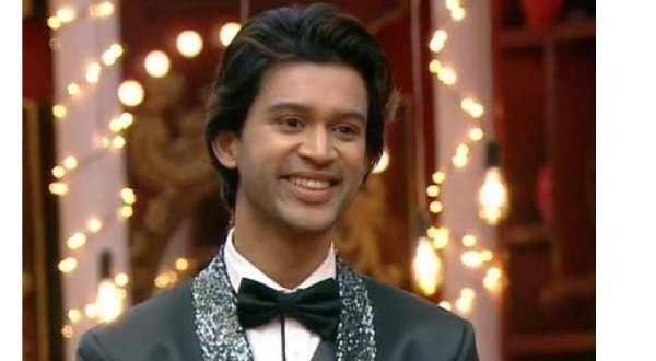 సోఫా వేసుకోని కూర్చోవాలి కదా