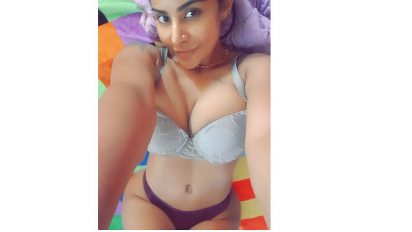 ఎద అందాలను చూపిస్తూ..