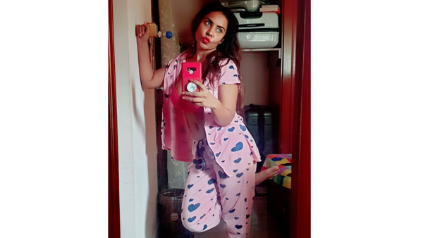 టాప్ మొత్తం విప్పేసి రచ్చ చేసిన శ్రీరెడ్డి