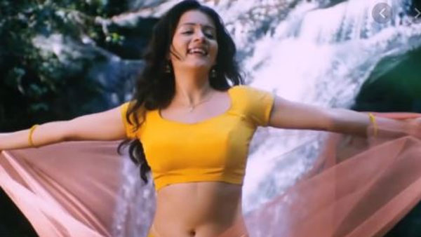 మర్డర్ 2 చిత్రంతో హాట్ హాట్గా