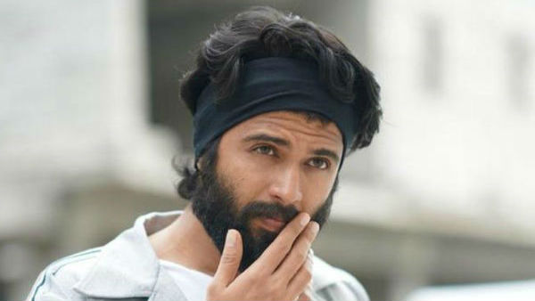 ఫోటోతో ప్రేమను బయటపెట్టిన విజయ్