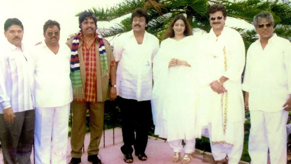 ఆచార్యలా మారిన చిరు.... చరణ్ కూడా