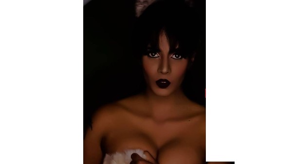 ఒంటిపై నూలుపోగు లేకుండా.. అడ్డంపెట్టి