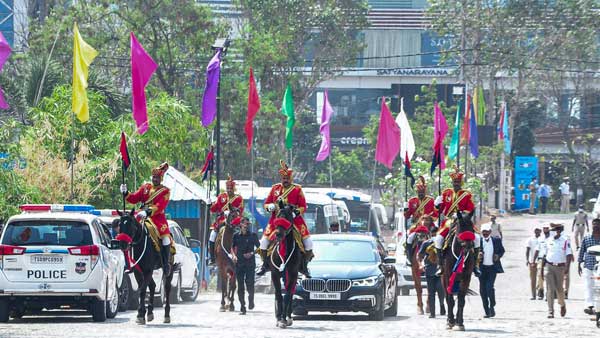 మీ కోసం ఫ్యామిలీ మెంబర్స్ ఎదురుచూపులు