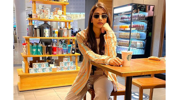 ఇష్టమైన డ్రింక్తో కెమెరాకు ఫోజు