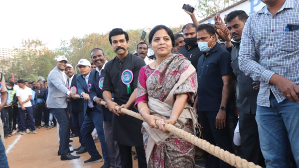 ఫ్యామిలీతో కలిసి చిరంజీవి సైరా చూశా