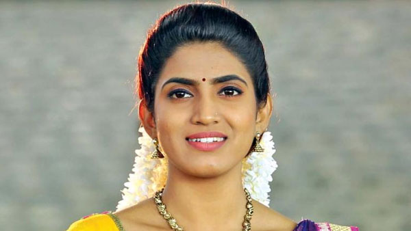  పక్కనే ఉంటూ ఆమె గోతులు తవ్విందంటూ