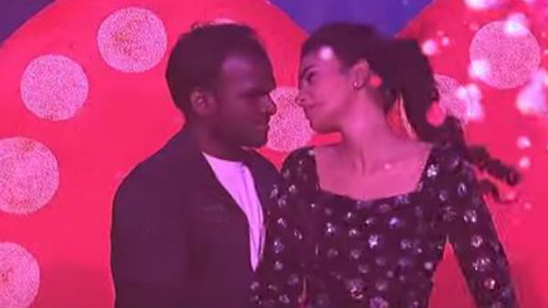 కిస్సులు.. హగ్గులతో రెచ్చిపోతోన్న జోడీ