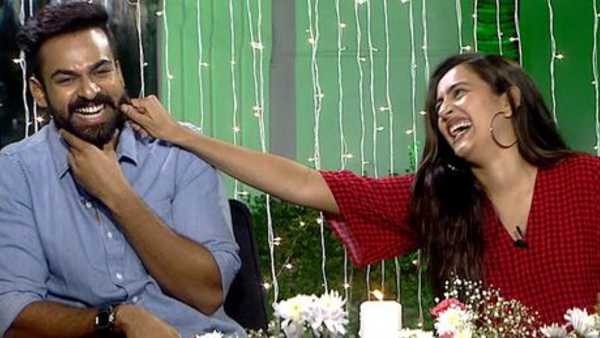 రొమాన్స్ గురించి హీరోను ఆడుకున్నారు