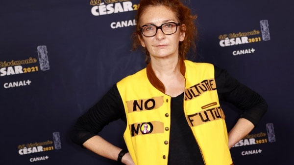 ఏకంగా బట్టలు విప్పేసి