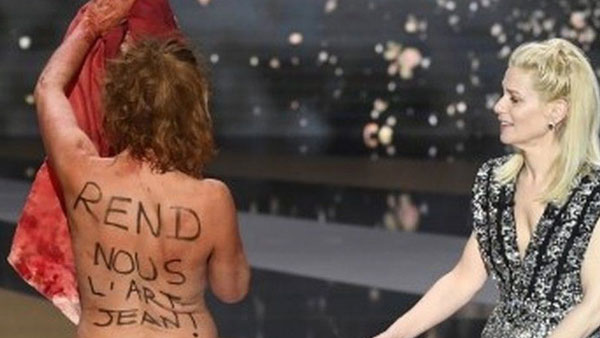 ఆరోపణలు చేస్తూ