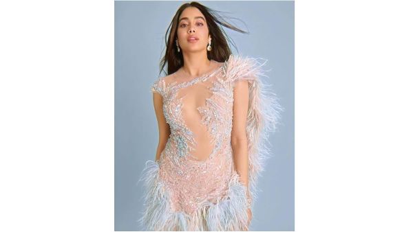 ట్రాన్స్పరెంట్ డ్రెస్తో సెగలు రేపుతోన్న జాన్వీ