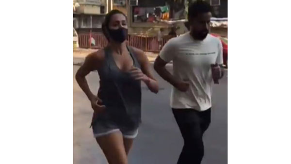 రోడ్డు మీదే ఊహించని పని చేసిన బ్యూటీ