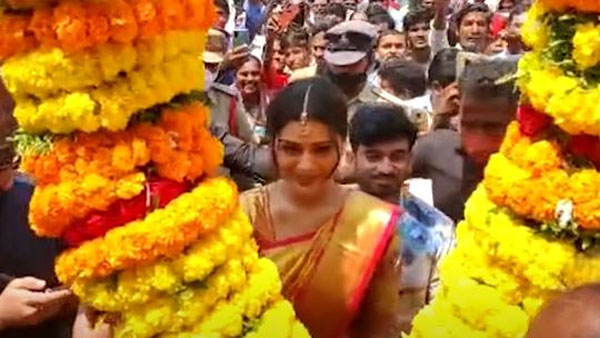 నోరేళ్ళబెట్టిన హాట్ బ్యూటీ