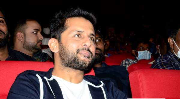 మూడు ఫ్లాఫులున్న సమయంలో