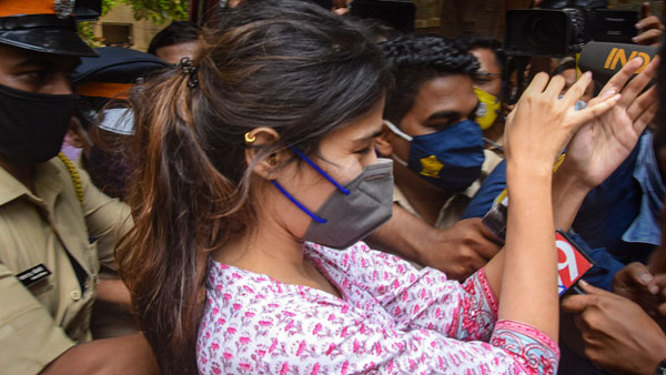 రియా చక్రవర్తిపై చార్జిషీట్.. ఎన్సీబీ క్లారిటీ