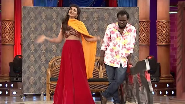 ముద్దులు... హగ్గులతో హల్‌చల్ చేసి