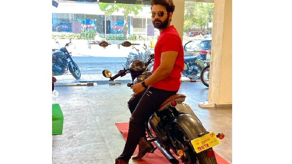 కొత్త బేబీతో హైదరాబాద్ రోడ్లపై అఖిల్ రచ్చ