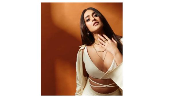 క్లీవేజ్ షోతో..