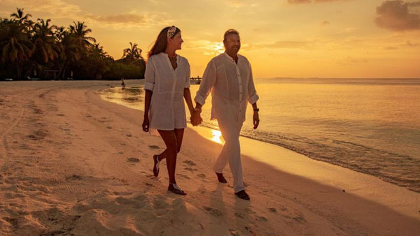 లైఫ్ ఫార్ట్‌నర్‌తో బీచ్‌లో లక్ష్మి ఎంజాయ్