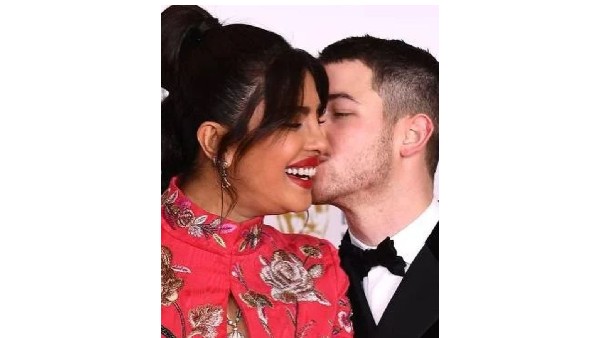 పబ్లిక్ ప్లేస్‌లోనే సరసాలు.. వామ్మో దారుణం