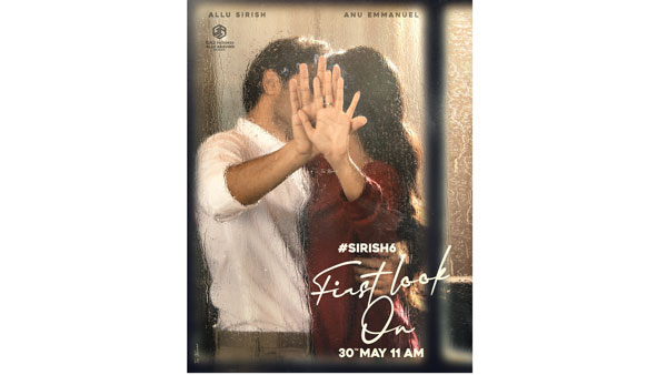 అద్దం చాటున లిప్ లాక్...