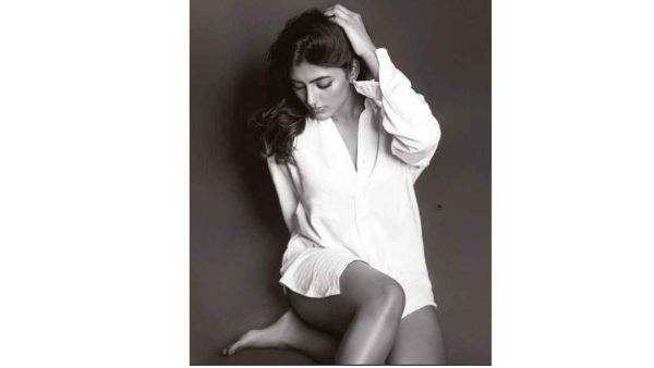 ప్యాంట్ లేకుండా ఈషా రెబ్బా ఫొజు