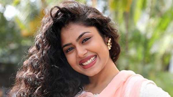 నటనతో పాటు అందంతో ఆకట్టుకుంది