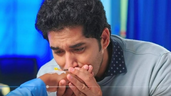 దీప బుగ్గల్ని ప్రేమగా నిమురుతూ