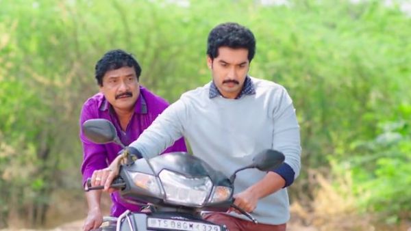 స్వయంగా బండిని తోసుకొంటూ..