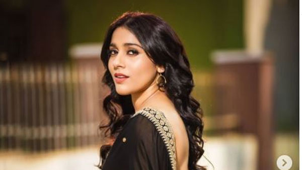 వకీల్ సాబ్ చూస్తూ రష్మీ గౌతమ్