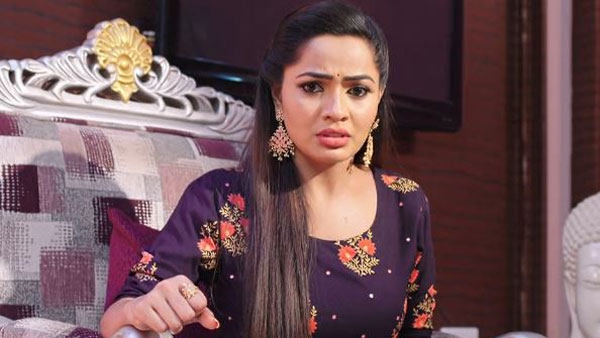 భోజనం ప్లేట్ను విసిరికొట్టిన మోనిత