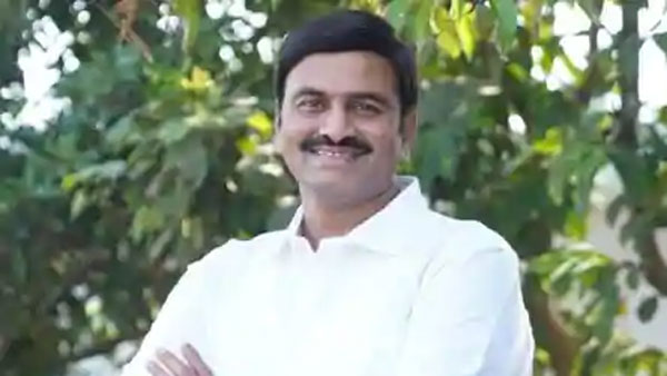 వైసీపీ మీద ఆయన... ఆయన మీద శ్రీరెడ్డి