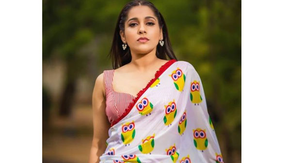 చీర కొంగును పక్కకు జరిపి ఇలా