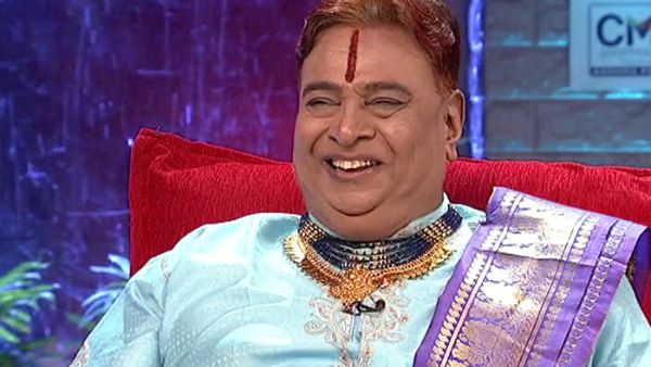 బుగ్గ గిల్లి స్నేహంగా ముద్దు కూడా..