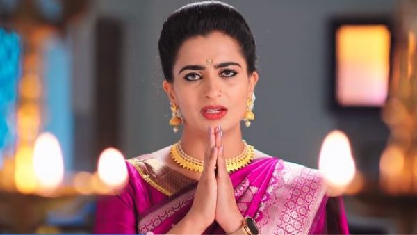 భావోద్వేగంలో కార్తీక, సౌందర్య