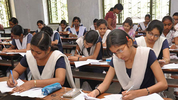 వివాదాస్పదంగా 10వ తరగతి పరీక్షలు
