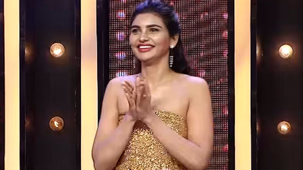 బట్టలు ఉన్నా లేనట్లే.. రెచ్చిపోయి జబర్ధస్త్ వర్ష అందాల ఆరబోత!