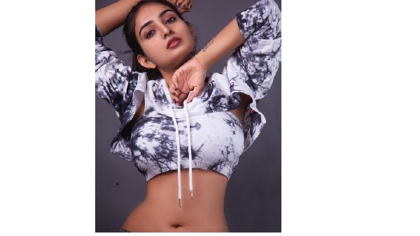 లేలేత అందాలను చూపించిన అనన్య