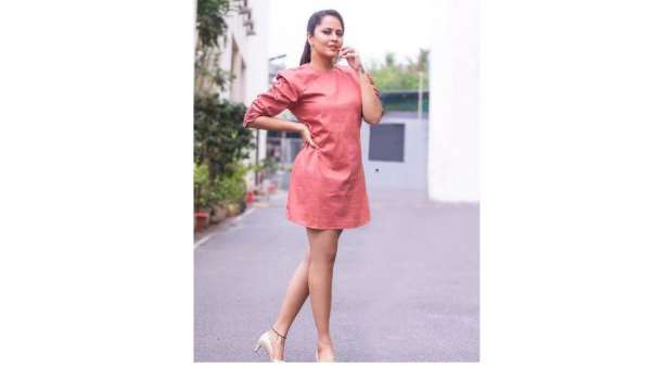 ప్యాంట్ లేని ఫొటోలతో షాకిచ్చిన భామ