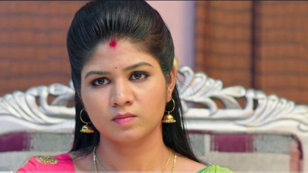 మోనిత హావభావాలతో షాక్