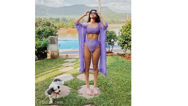 సన్నని బికినీలో చిన్న కూతురు