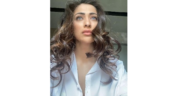 షర్ట్ బటన్స్ విప్పేసిన హీరోయిన్